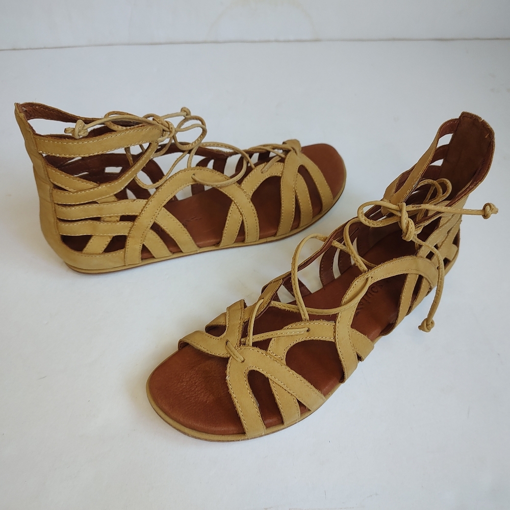 Gentle Souls Kenneth Cole Break My Heart Gladiator Sandals Nubuck Mustard 7.5
